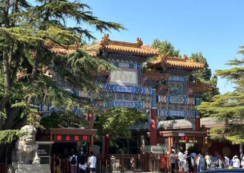 The entrance gate of Yonghe Temple.