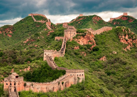 In spring, the trees around the Great Wall are lush and green.