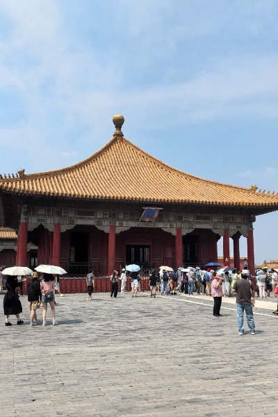 The yellow glazed tiles and the gilded copper crown on the roof of the Hall of Central Harmony symbolize royal dignity.