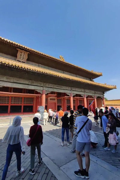 The exterior design of the Palace of Earthly Tranquility features a typical double-eaved roof, covered with yellow glazed tiles.