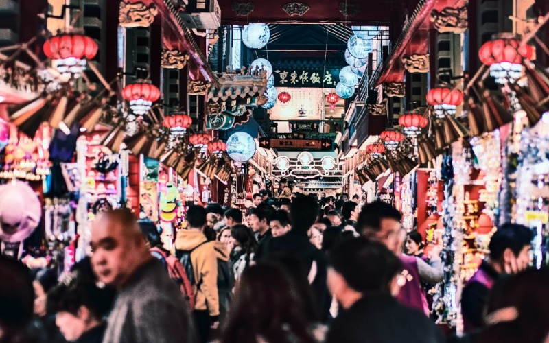 There are many tourists on Beijing's food street.