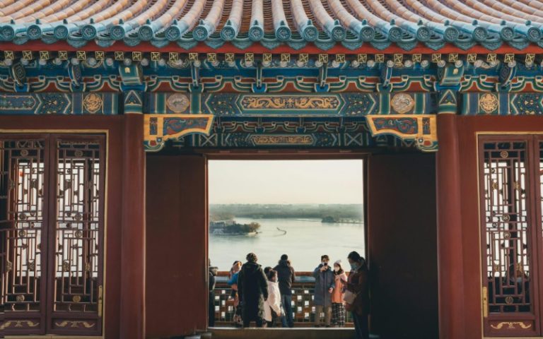 Through the doors of the corridor by the lake, visitors can enjoy the view of Kunming Lake, taking photos and soaking in the scenery.