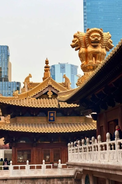 The lion-shaped columns inside Jing'an Temple.