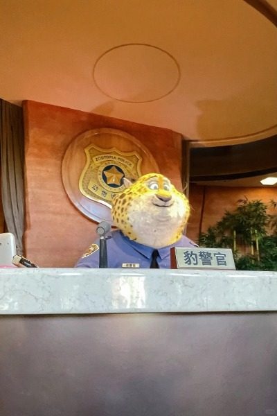 The leopard officer in Zootopia at Shanghai Disneyland is really cute!