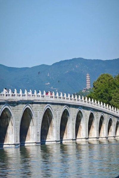 The Seventeen-Arch Bridge is a long bridge in the Summer Palace that connects the east bank of Kunming Lake with Nanhu Island.