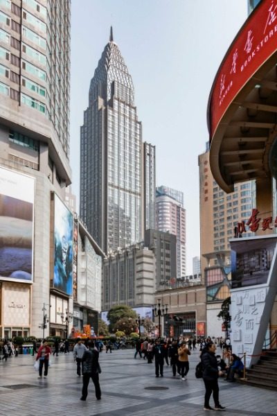 Surrounding Jiefangbei in Chongqing are tall buildings and skyscrapers.