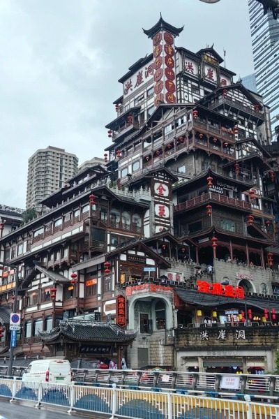 During the day, Hongya Cave in Chongqing has a strong ancient Chinese style.