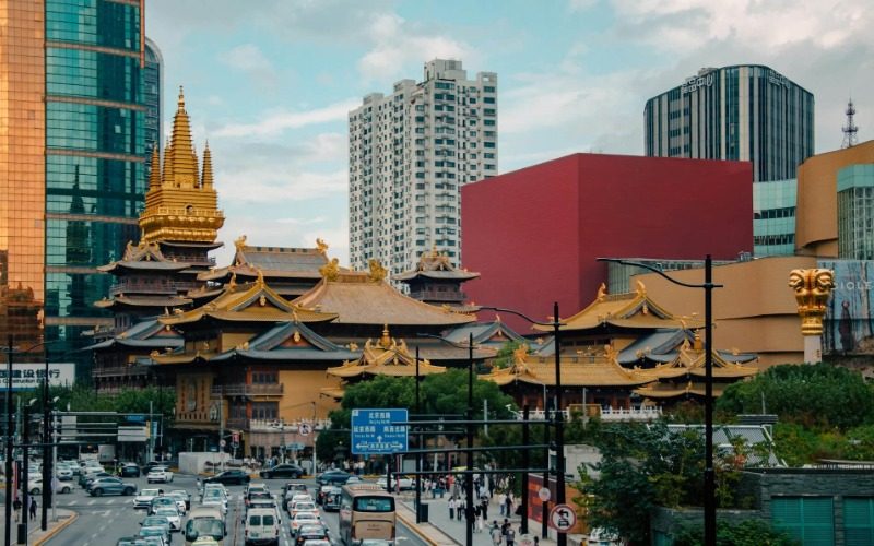 The golden roof of Jing'an Temple in Shanghai shines brightly, adding to its stunning beauty.