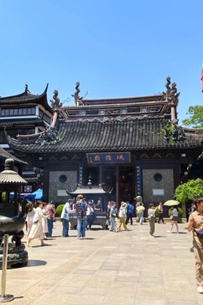 Many travelers in Shanghai visit City God Temple to light incense and pray for blessings.