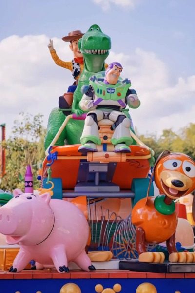 Duke Caboom and his friends are at Shanghai Disneyland!