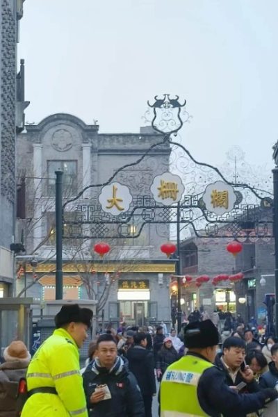 The gate reads "Dashilan," a popular area on Qianmen Street.