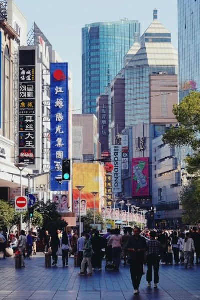 During the day, Nanjing East Road in Shanghai is still bustling with tourists.