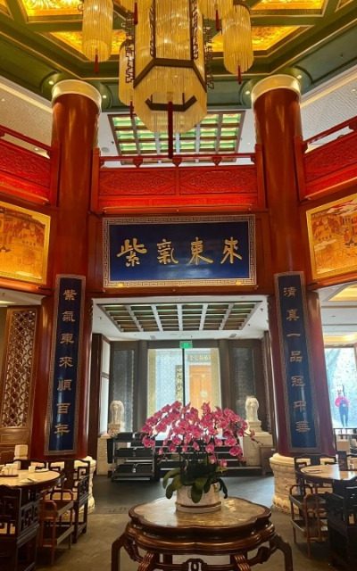 The main hall of Donglaishun Restaurant features a clothing plaque that reads "Ziqi Donglai."