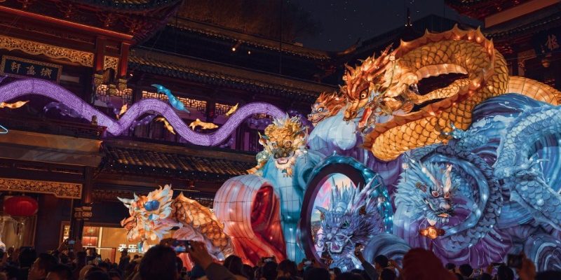 At night, Yuyuan lights up with huge lanterns shaped like traditional Chinese dragons. It’s a real visual feast!