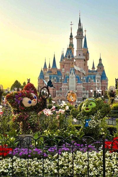 In the Gardens of Imagination at Shanghai Disneyland, there are cute garden displays shaped like Duffy's friend, LinaBell.