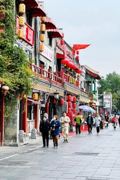 Tourists are searching for authentic old Beijing cuisine on Huguosi Food Street.