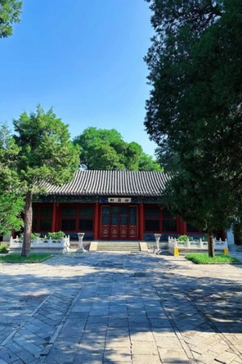 The courtyard at the entrance of Kuaixue hall.