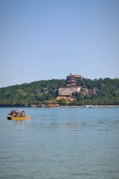 Kunming Lake has clear, transparent waters with excellent quality, hosting a wide variety of fish species.