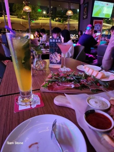 Enjoy drinks at MARU Music Restaurant & Live House in Shanghai.