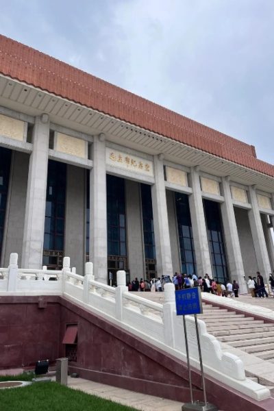 Tourists are lining up to enter the Chairman Mao Memorial Hall.