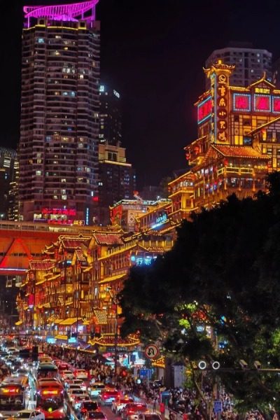 At night, the entrance of Hongya Cave is packed with cars and tourists.