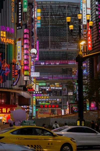 At night, Jiefangbei in Chongqing lights up with many neon lights.