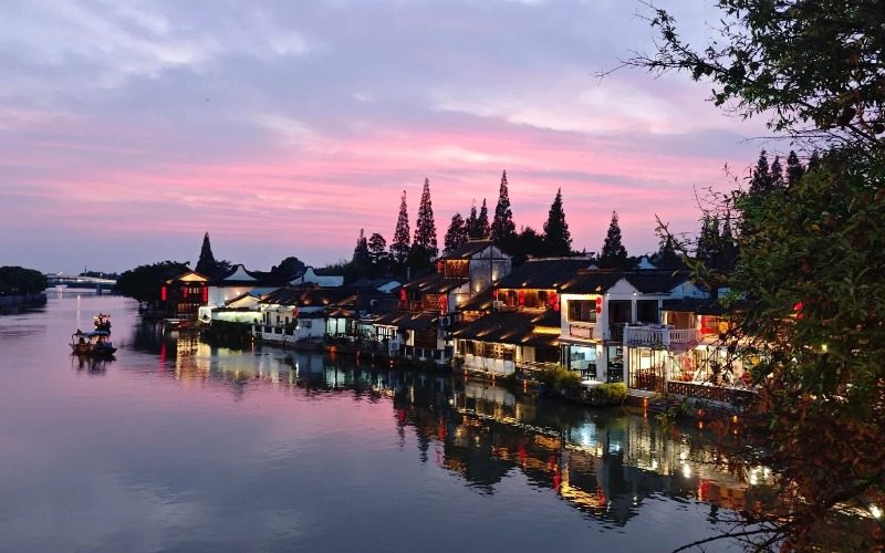 The night in Zhujiajiao Ancient Town, Shanghai, is incredibly beautiful.