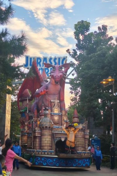 The adorable dinosaur in the float parade at Beijing Universal Studios.