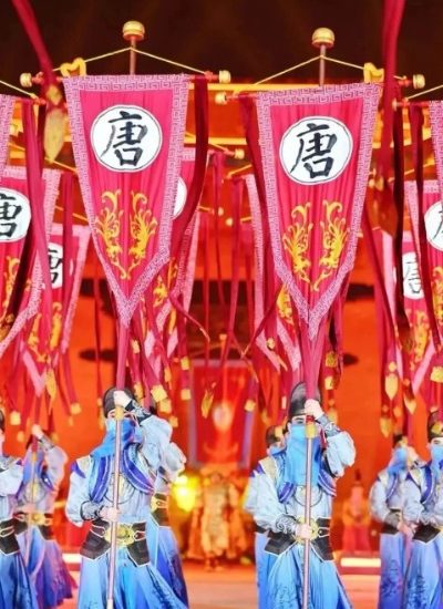 At night, there are traditional Chinese performances at the foot of the Xi'an City Wall.