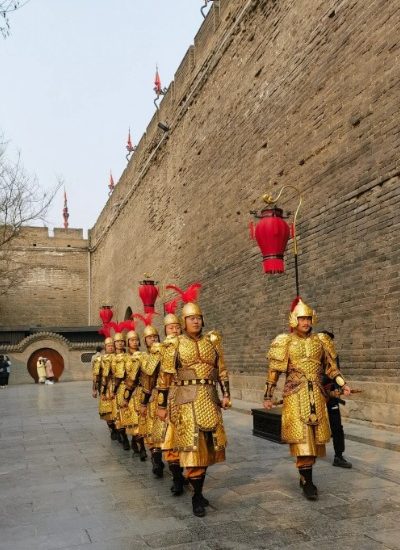 Performers dressed as ancient Chinese soldiers are patrolling the Xi'an City Wall.