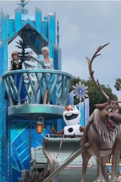 Elsa is in the parade at Shanghai Disneyland!