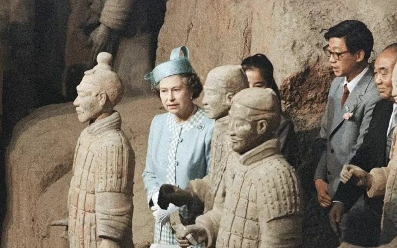 Queen Elizabeth II is closely visiting the Terracotta Warriors in Pit 1.