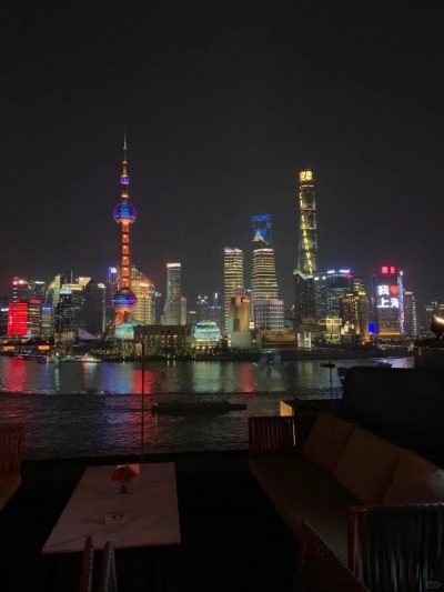 At Roosevelt "Color of the Night" Bar in Shanghai, you can enjoy the beautiful night views of the city.