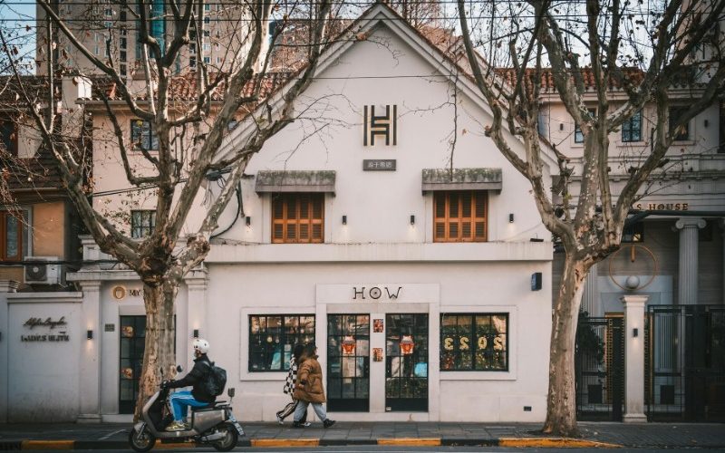 Tourists are passing by a food shop in Shanghai.