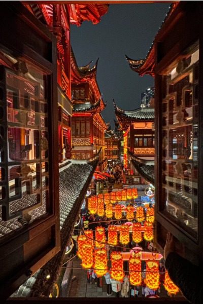 At night, all the lanterns in Yuyuan shopping street light up, and it's really beautiful.