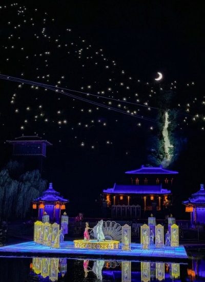 The backdrop of "The Song of Everlasting Regret" in Xi'an features Lishan lit up with countless lights.