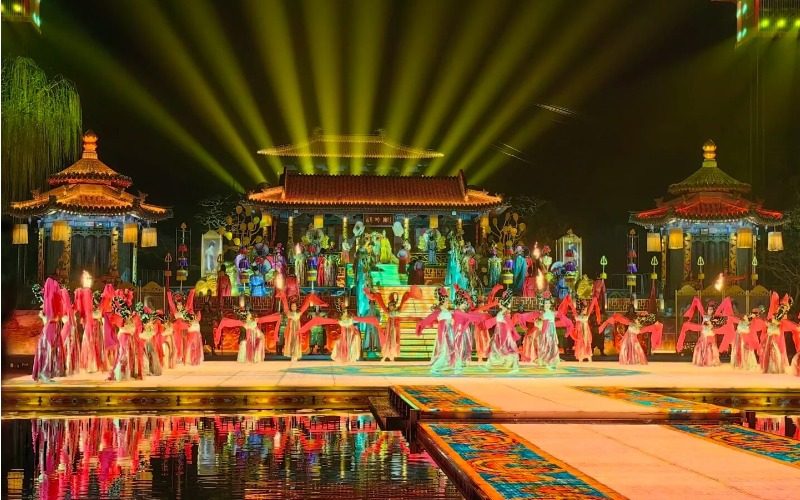 The most popular performance in Xi'an is "The Song of Everlasting Regret."