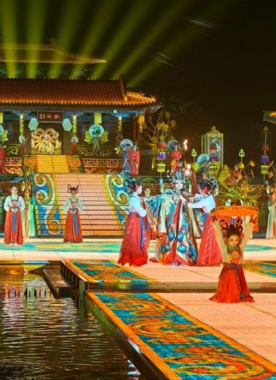 The performers in "The Song of Everlasting Regret" in Xi'an wear gorgeous traditional Chinese costumes.