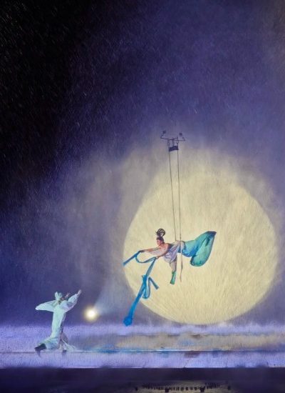 The performers in "The Song of Everlasting Regret" in Xi'an are flying in the air on wires.