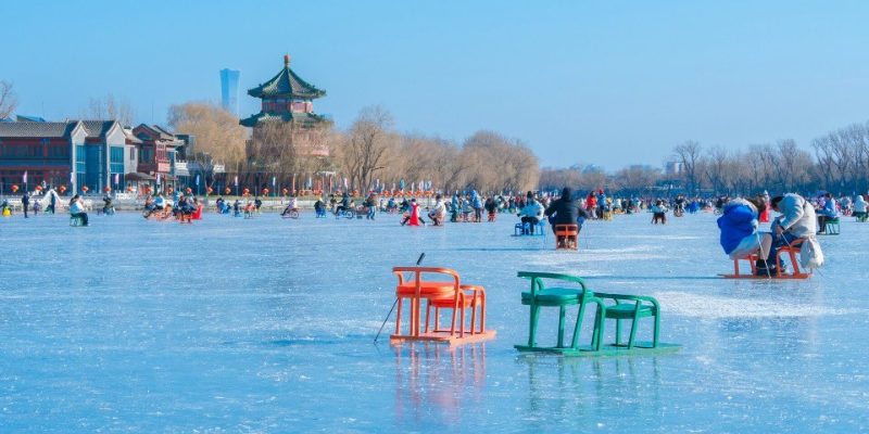 In winter, the surface of Shichahai Lake is frozen, and visitors are ice skating.