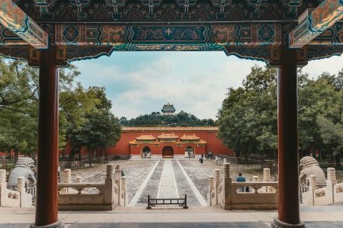 The temple courtyard in Jingshan Park is very clean, beautifully complemented by the surrounding trees and red walls.