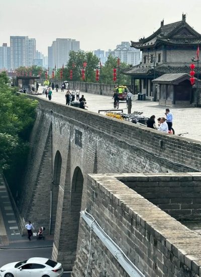 There are many tourists walking and dining on the Xi'an City Wall.