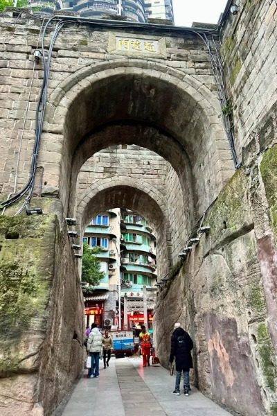 Tongyuan Gate and the city wall ruins on the Mountain City Trail in Chongqing.