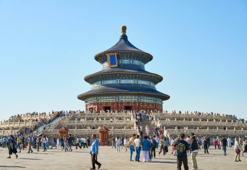 Visitors from around the world are visiting and taking photos in front of the Hall of Prayer for Good Harvests at the Temple of Heaven