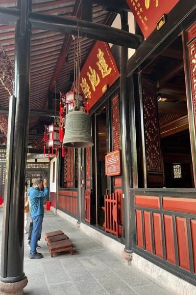 A visitor is paying their respects in front of the hall at Chengdu Wenshu Monastery.