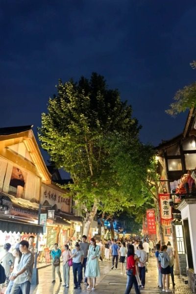 Tourists are shopping in Kuan Zhai Alley.