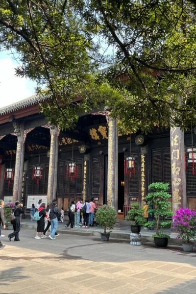 Many visitors come to Chengdu Wenshu Monastery to light incense and pay their respects.