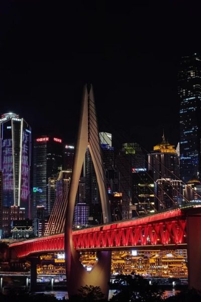 At night, Qiansimen Bridge in Chongqing lights up.