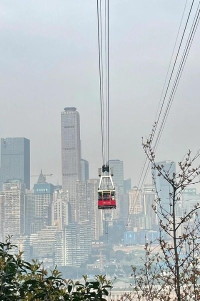 The Yangtze River Cableway that the tourists are on has reached mid-air.