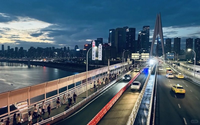 There are many vehicles and walking tourists on Qiansimen Bridge in Chongqing.